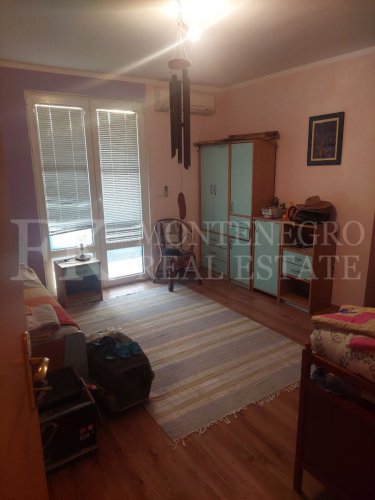 Charming House with Garden in Bar-Polje – Two Separate Units, 164 m² of Living Space, Quiet Yet Close to the City A lovingly maintained home with great potential – perfect for families, self-sufficient living or as an investment.