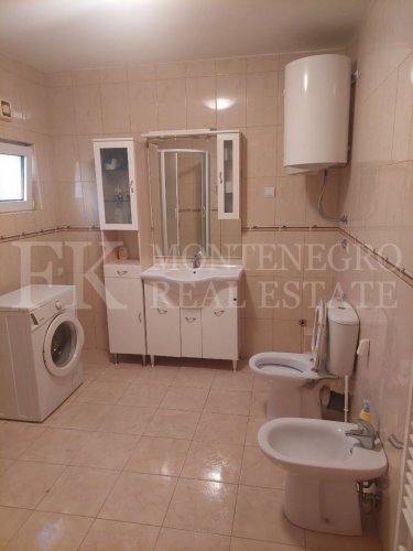 Charming House with Garden in Bar-Polje – Two Separate Units, 164 m² of Living Space, Quiet Yet Close to the City A lovingly maintained home with great potential – perfect for families, self-sufficient living or as an investment.