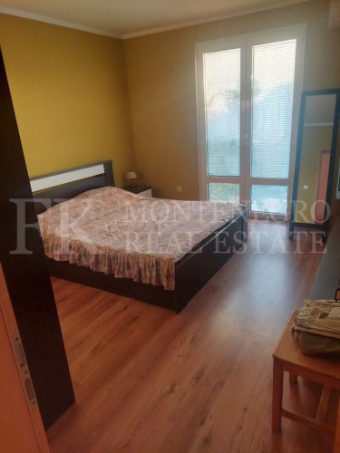 Charming House with Garden in Bar-Polje – Two Separate Units, 164 m² of Living Space, Quiet Yet Close to the City A lovingly maintained home with great potential – perfect for families, self-sufficient living or as an investment.