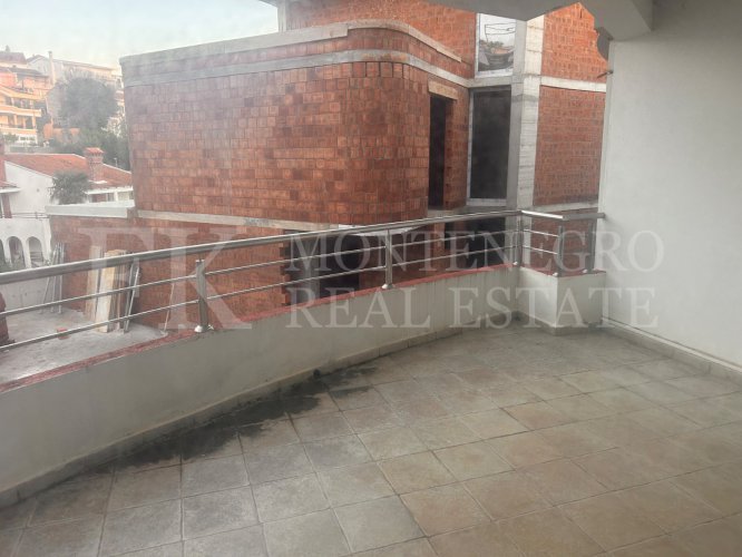 *Legalized! Great offer. Nice apartment, 87m2, in Ulcinj, only 700m away from the sea.