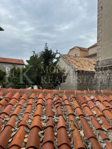 Rare opportunity: Renovated town house in the heart of Budva’s Old Town, 120 m², with a patio – only one minute walking distance from the sea.