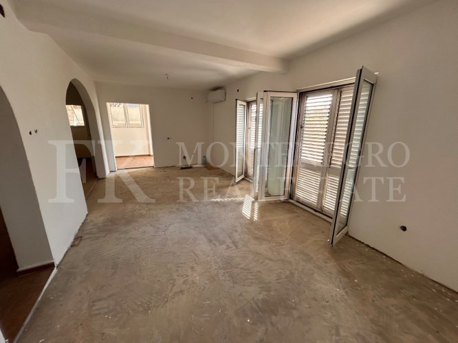 Legalized Fully Renovated House with Two Apartments, Garage and Garden – Bar, Bjeliši