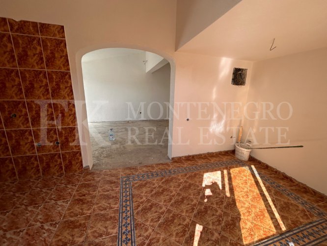 Legalized Fully Renovated House with Two Apartments, Garage and Garden – Bar, Bjeliši