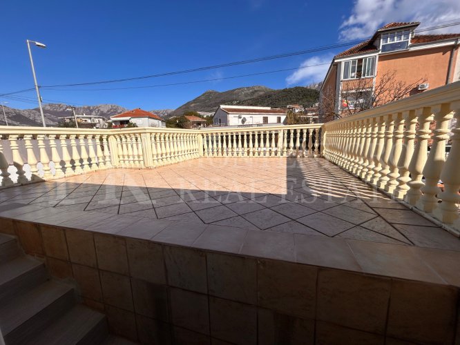 Legalized Fully Renovated House with Two Apartments, Garage and Garden – Bar, Bjeliši