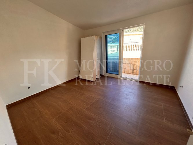 Legalized Fully Renovated House with Two Apartments, Garage and Garden – Bar, Bjeliši